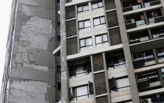 房屋外墙脱落谁负责维修?责任划分全解读