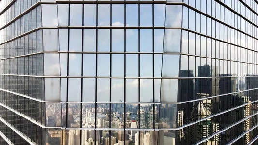  玻璃幕墙安全鉴定：城市天际线的隐形杀手如何防范？