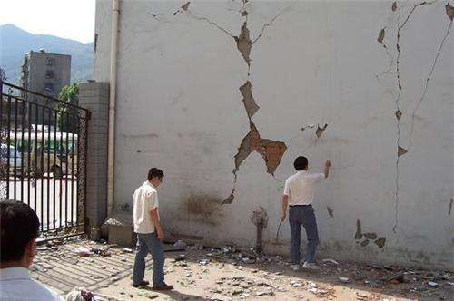 房屋裂缝鉴定赔偿标准多少一米？答案是不能简单按米计价