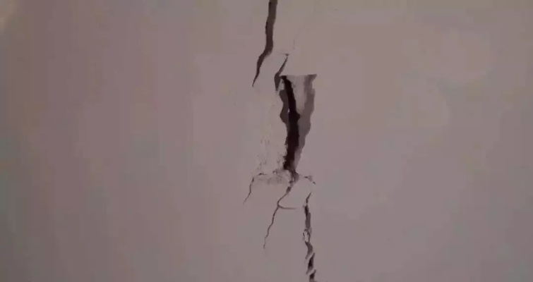  房屋开裂怎么办？常见问题解答：鉴定流程与处理指南