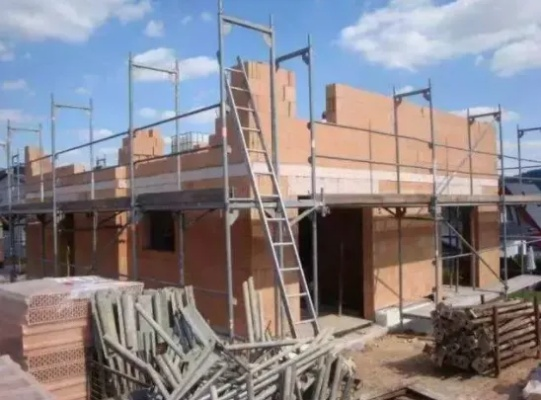  钢结构和砖混结构哪个造价高？全方位对比告诉你答案