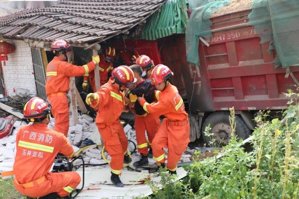 货车撞上路边民房致房屋开裂？结构性损伤鉴定与修复全指南