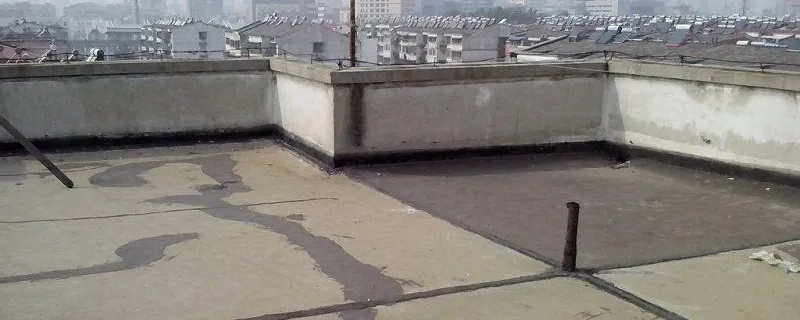  房屋楼顶漏水归谁管？——责任界定与维权实务解析