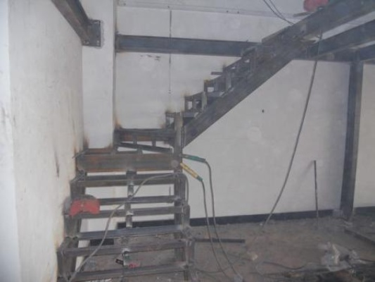  拆楼梯对房屋有影响吗？——全面解析楼梯拆除的结构安全风险与法律后果