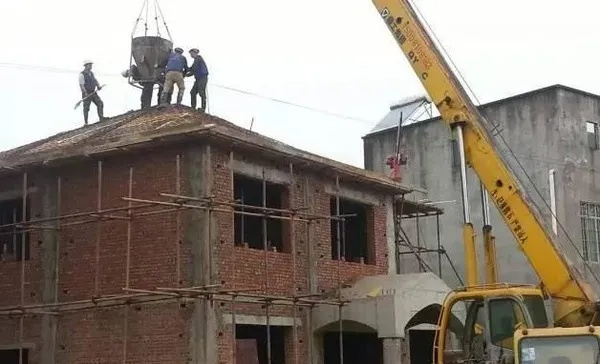 农村自建房屋顶安全吗?承重隐患与长效维护指南