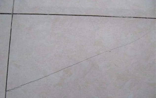  瓷砖开裂是房屋质量问题吗？需要专业检测机构鉴定