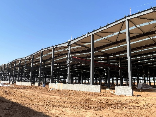 钢结构抗风柱的作用是什么？风荷载传递的关键构件