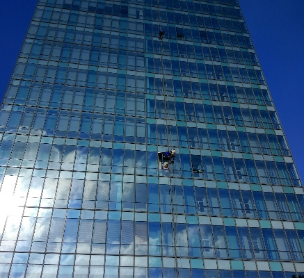 玻璃幕墙需要定期检测吗？建筑物玻璃幕墙检测周期与规范详解