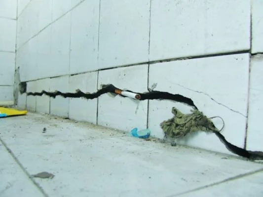 房屋下沉墙体开裂怎么办？属于结构性安全隐患吗？