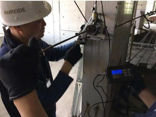 幕墙后置埋件拉拔试验规范是什么?遵循《混凝土结构后锚固技术规程》及幕墙相关标准