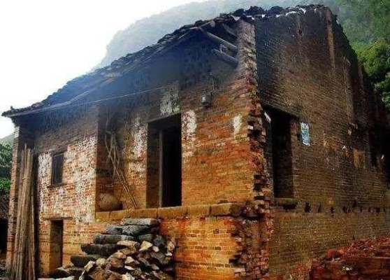  农村房屋暴雨后算危房吗？详解C级D级危房标准与应对措施