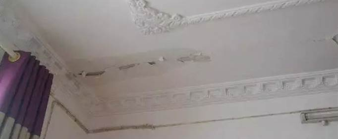  楼房屋顶漏水物业该不该负责？