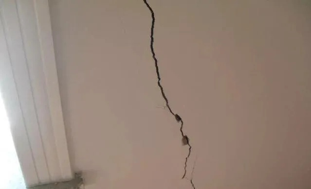  隔壁施工导致房屋开裂怎么办？专业解决方案全解析