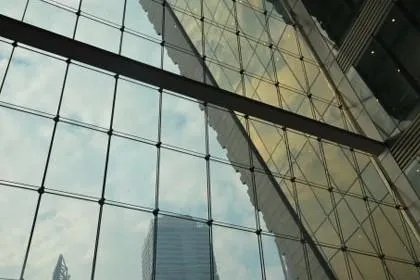 玻璃幕墙质保期有多长？不低于3年且防渗漏5年