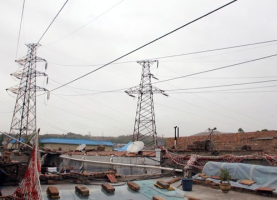  220V电线杆离房屋多远才安全？安全距离规定全解析