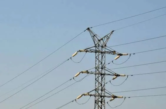  10kV高压线与房屋应保持多远才安全？专家详解安全距离标准